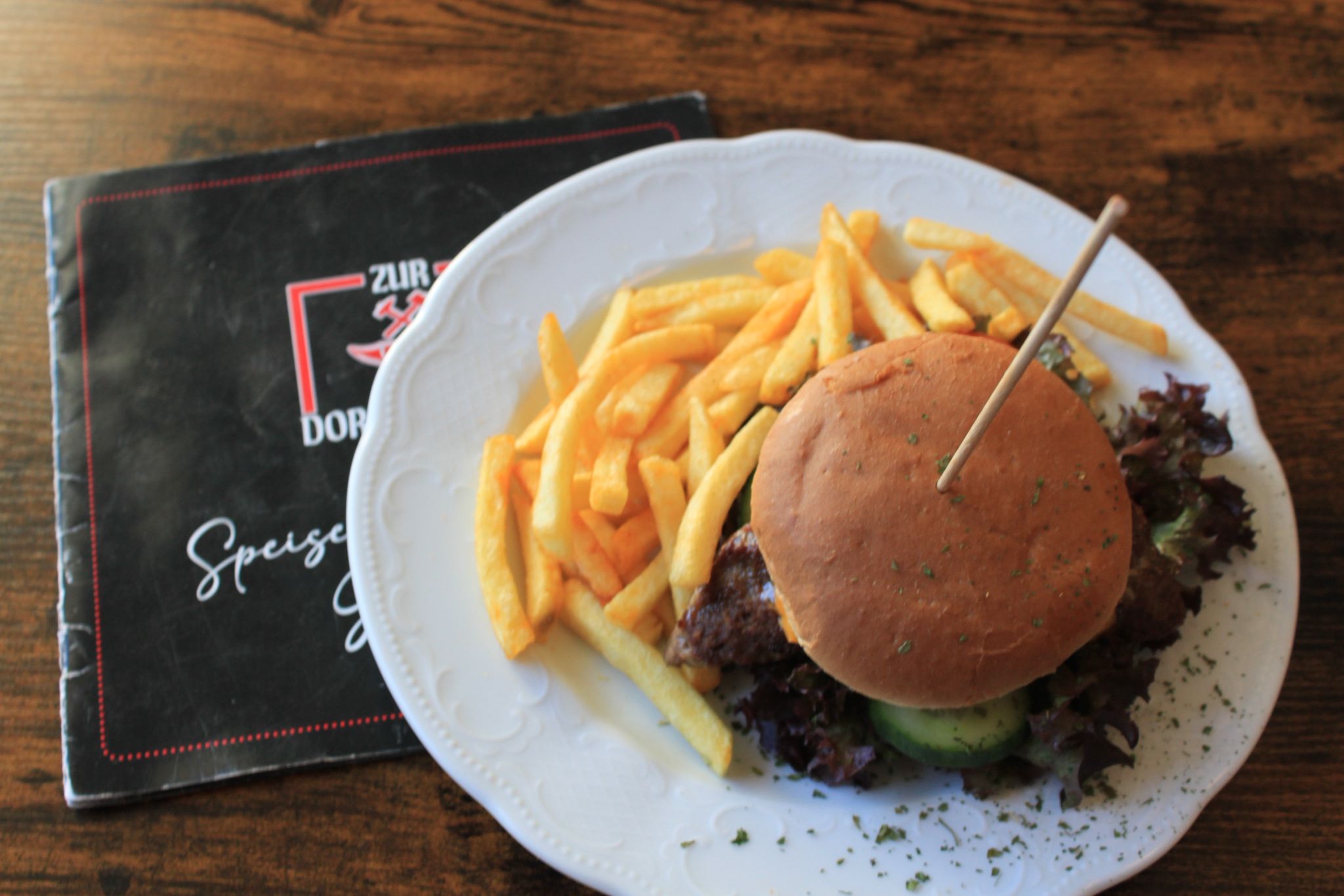 Burger mit Pommes