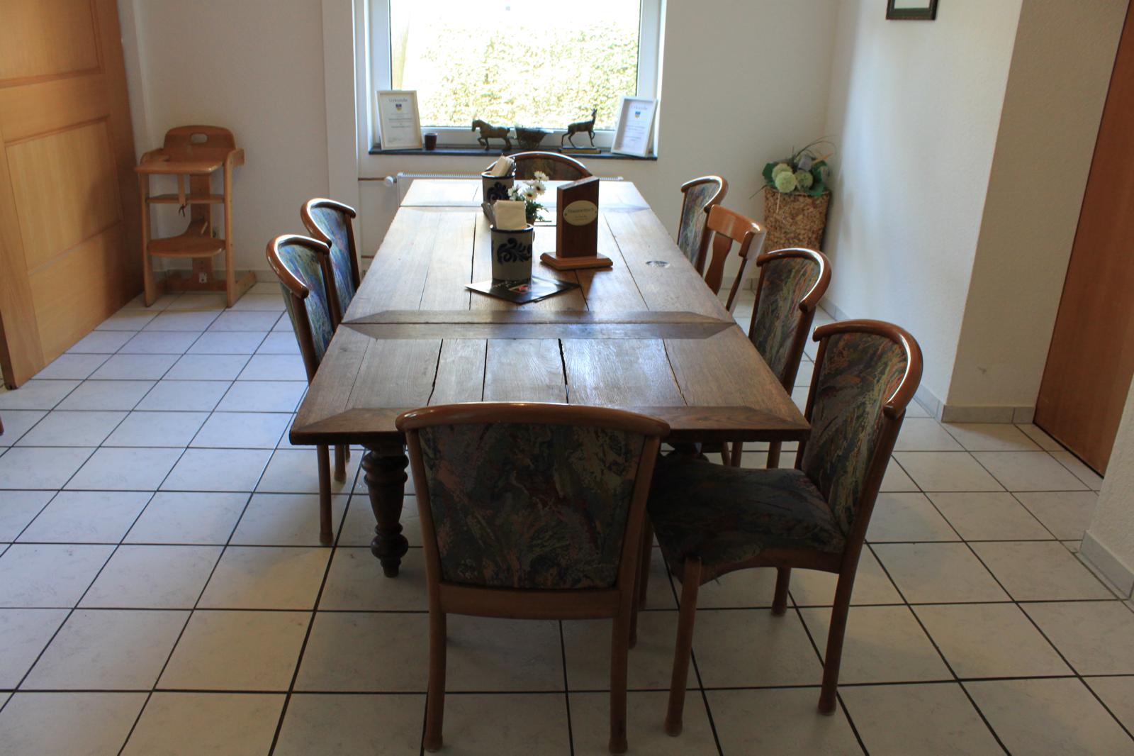 Langer Stammtisch aus massivem Holz